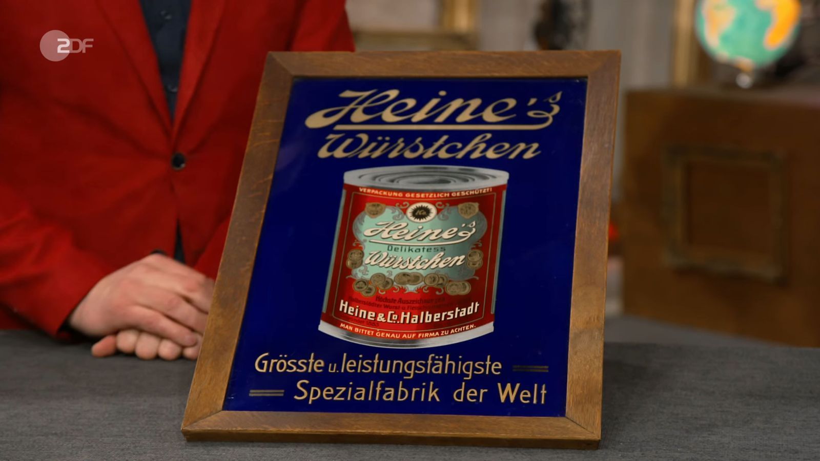 Die Freundinnen Kelly und Carina hofften auf 150 Euro für ihr Glaswerbeschild. Detlev Kümmel hatte sensationelle Nachrichten: Er taxierte auf bis zu 1.000 Euro! Jan Cizek war die Würstchen-Werbung 930 Euro wert. (Bild: ZDF)