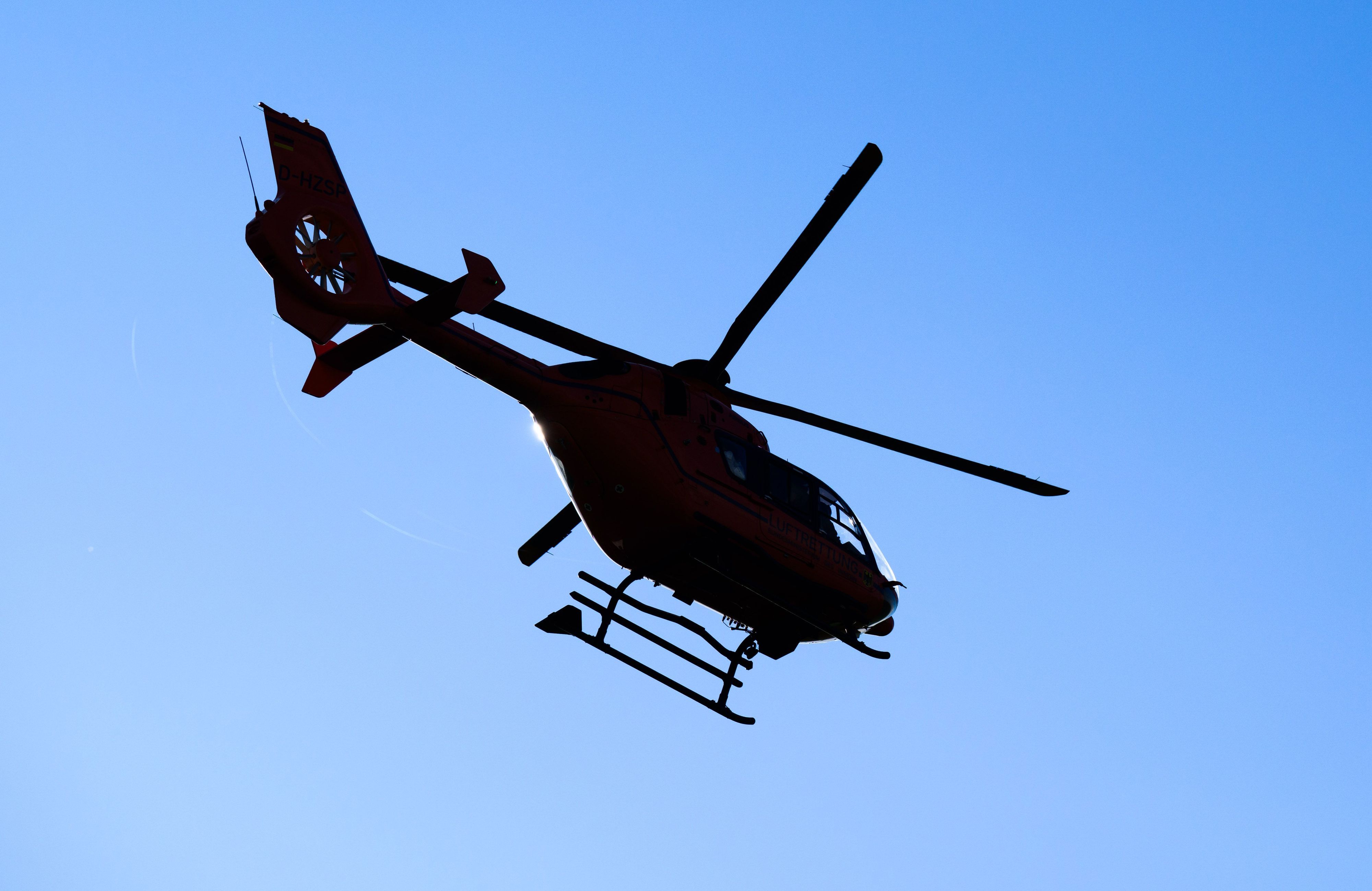 Ein Hubschrauber fliegt in der Luft.