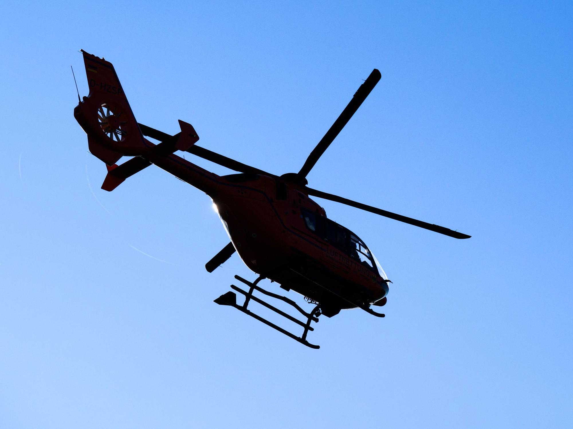 Ein Hubschrauber fliegt in der Luft.