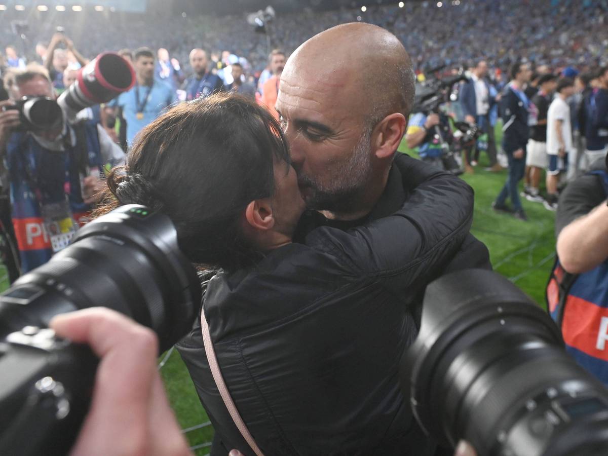 Pep Guardiola küsst nach einem Sieg auf dem Rasen seine Frau Cristina Serra.
