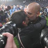 Pep Guardiola küsst nach einem Sieg auf dem Rasen seine Frau Cristina Serra.