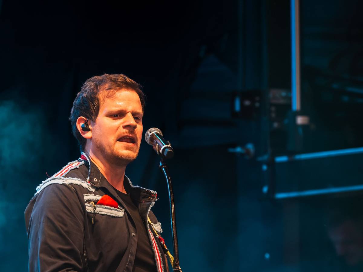 Rabaue-Musiker Christian Barth steht auf der Bühne.