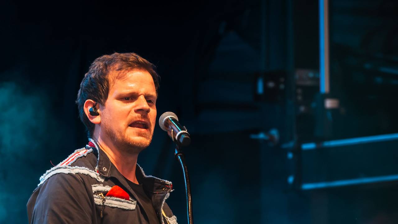 Rabaue-Musiker Christian Barth steht auf der Bühne.