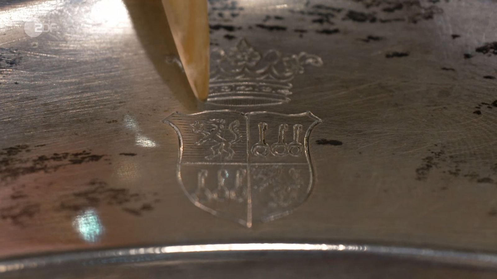 Ein handgraviertes Wappen ließ sich „nicht ohne weiteres zuschreiben, auch wenn man deutlich heraldische Figuren erkennt“, so die Expertin. Krone, ein Greif und drei Schlüssel halfen nur vage bei der Spurensuche. Der Greif könne auf den Nord-/Ostseeraum verweisen ... (Bild: ZDF)