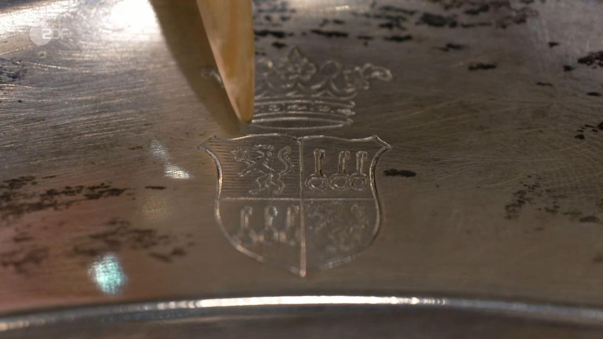 Ein handgraviertes Wappen ließ sich „nicht ohne weiteres zuschreiben, auch wenn man deutlich heraldische Figuren erkennt“, so die Expertin. Krone, ein Greif und drei Schlüssel halfen nur vage bei der Spurensuche. Der Greif könne auf den Nord-/Ostseeraum verweisen ... (Bild: ZDF)
