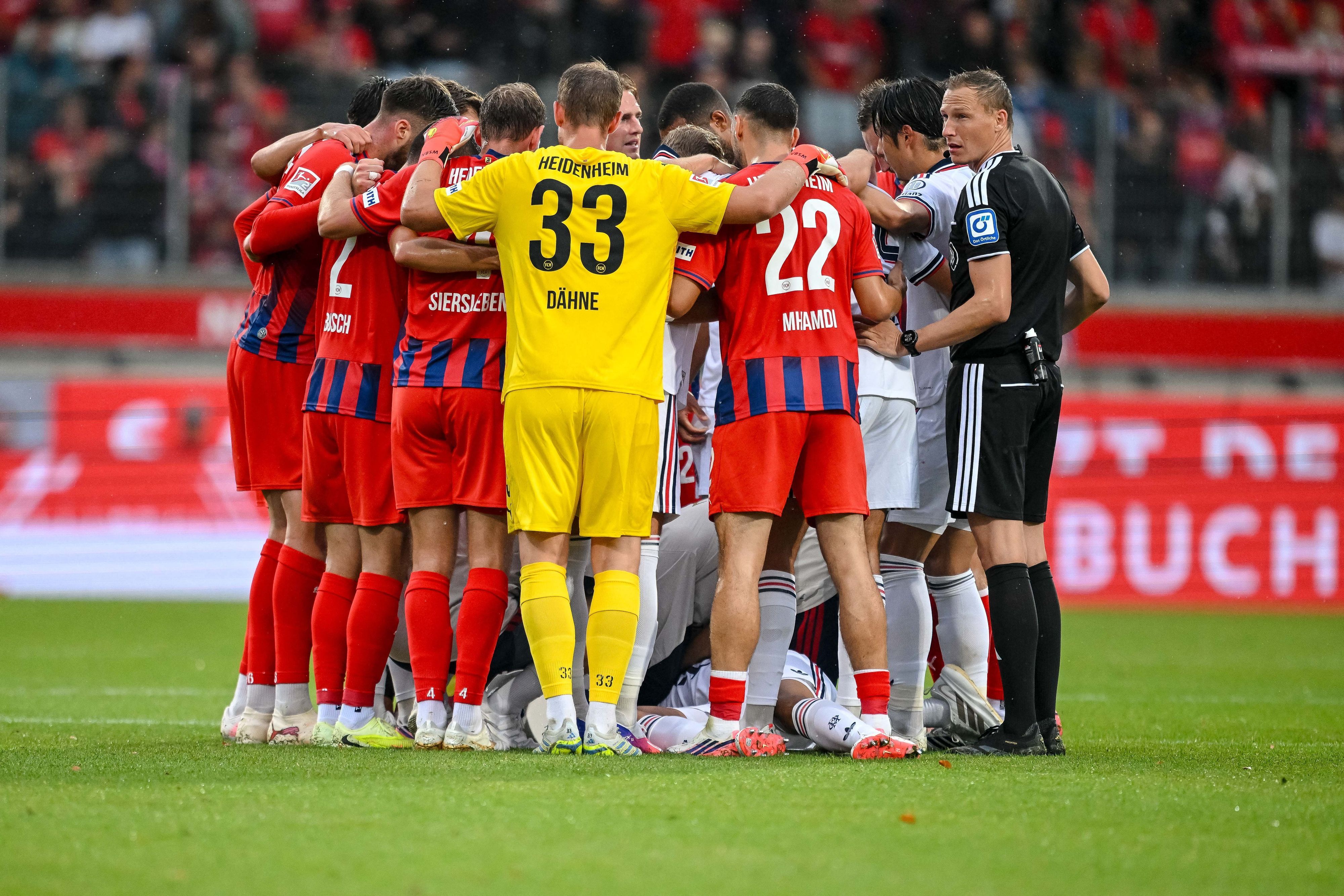 Beim FC Bayern liegt Jamal Musiala auf dem Boden.