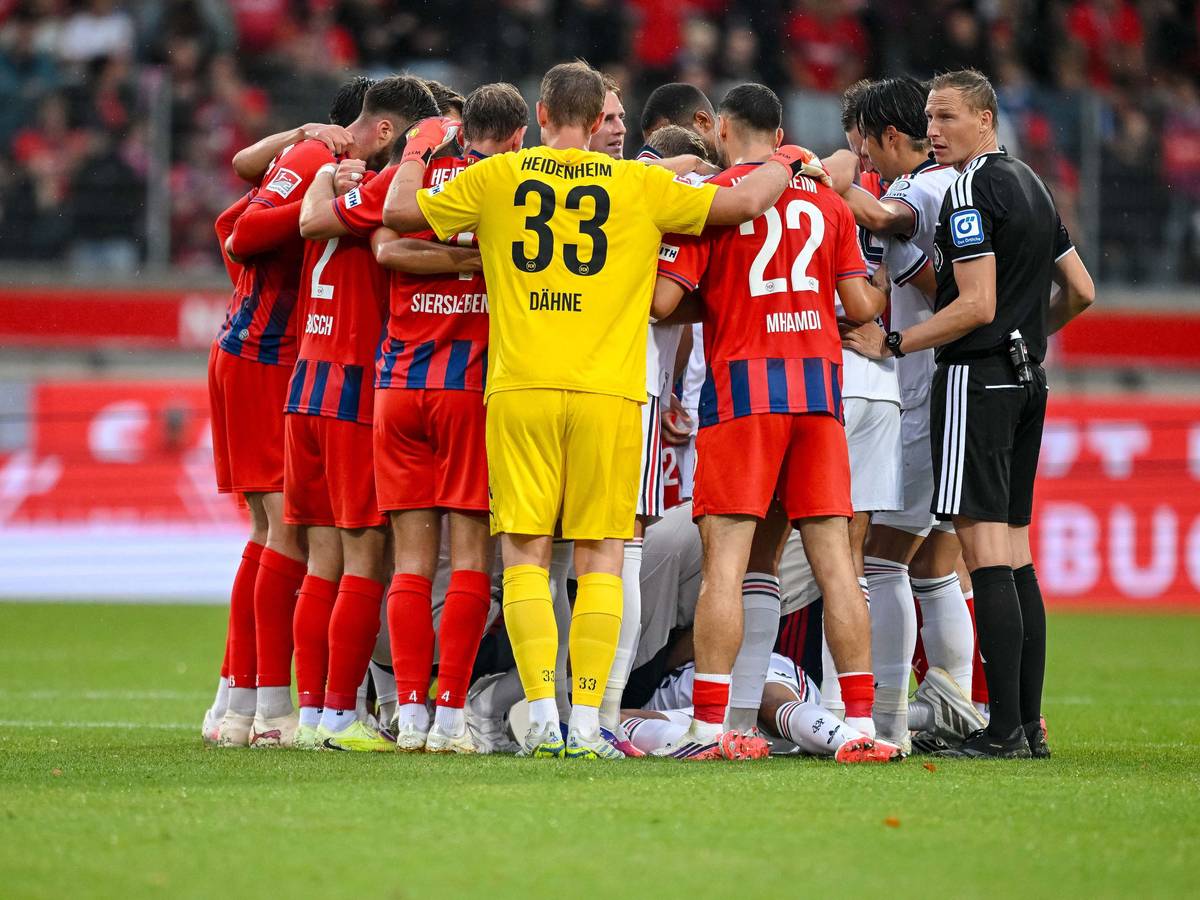 Beim FC Bayern liegt Jamal Musiala auf dem Boden.