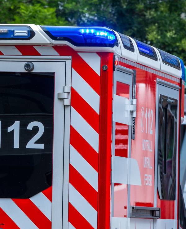 Ein 25-jähriger Mann griff in Bonn-Kessenich seine Schwester an. Die schwer verletzte Frau (27) wurde in eine Klinik eingeliefert. (Symbolfoto)