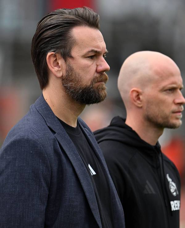 Sportgeschäftsführer Thomas Kessler und Trainer René Wagner (1. FC Köln) stehen am Spielfeldrand.