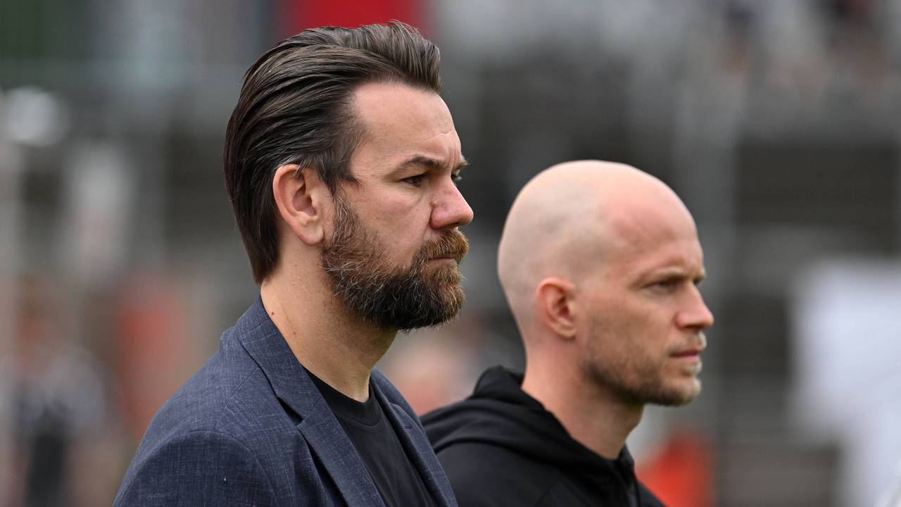 Sportgeschäftsführer Thomas Kessler und Trainer René Wagner (1. FC Köln) stehen am Spielfeldrand.