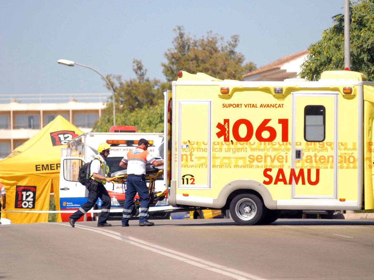 Zwei Personen schieben einen Verletzten in einen Rettungswagen.