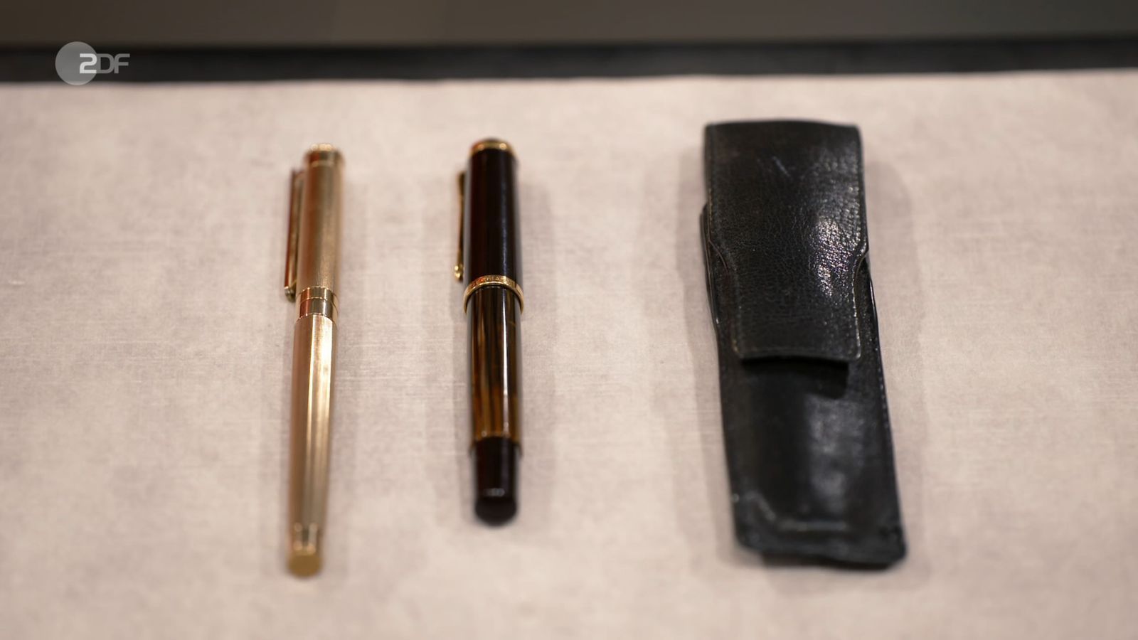 Ein Pelikan-Füller mit 585er Gold und einer von Montblanc mit 750er Gold: Dafür erhofften sich die Freunde Mara und Nico stolze 800 Euro. Detlev Kümmel bremste auf maximal 250. Daniel Meyer bezahlte weniger als den Preiswunsch, aber mehr als die Expertise: 325 Euro. (Bild: ZDF)