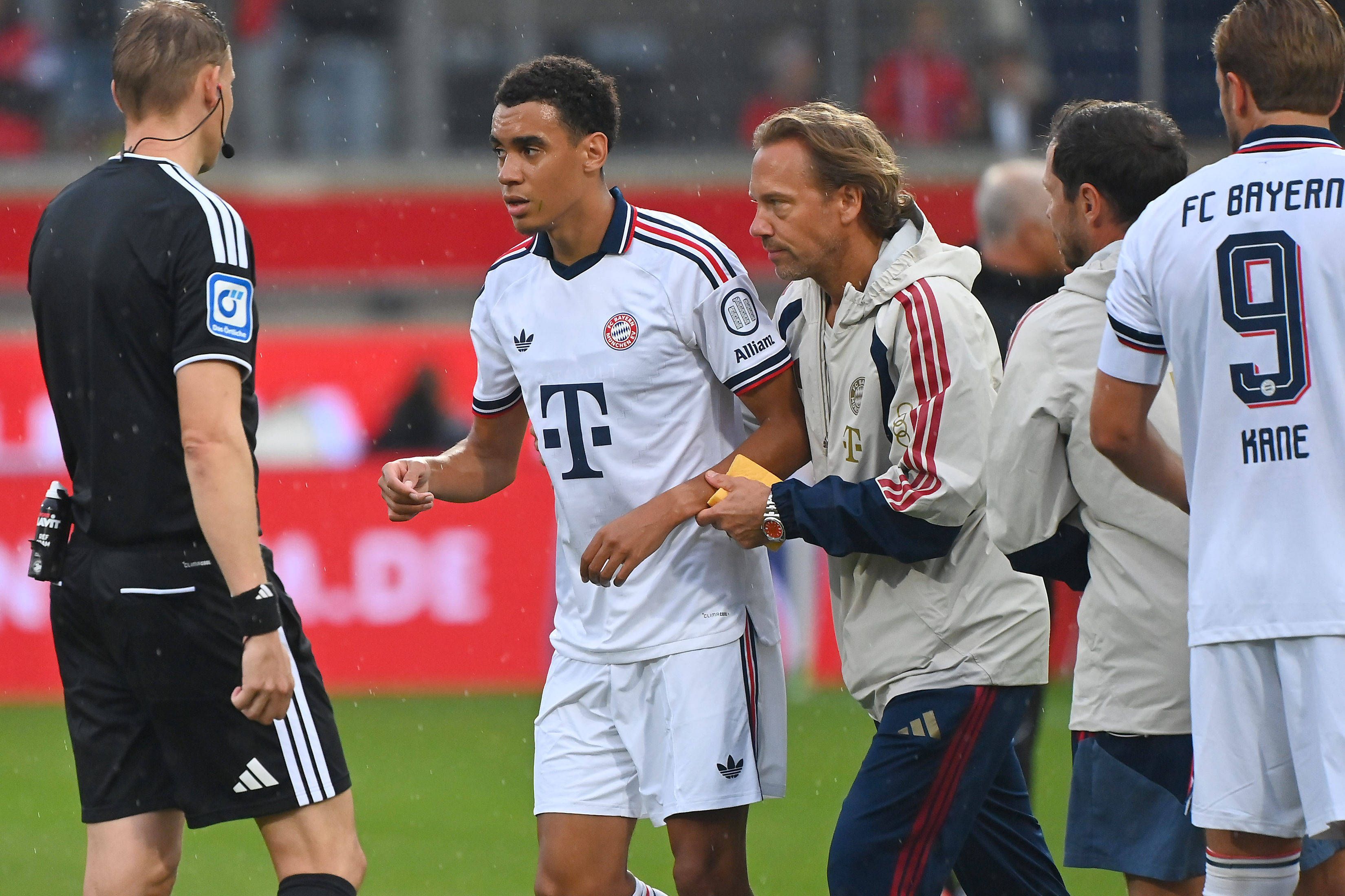 Die medizinische Abteilung des FC Bayern kümmert sich um Jamal Musiala.