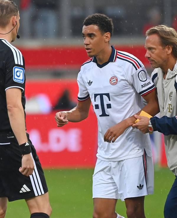 Die medizinische Abteilung des FC Bayern kümmert sich um Jamal Musiala.