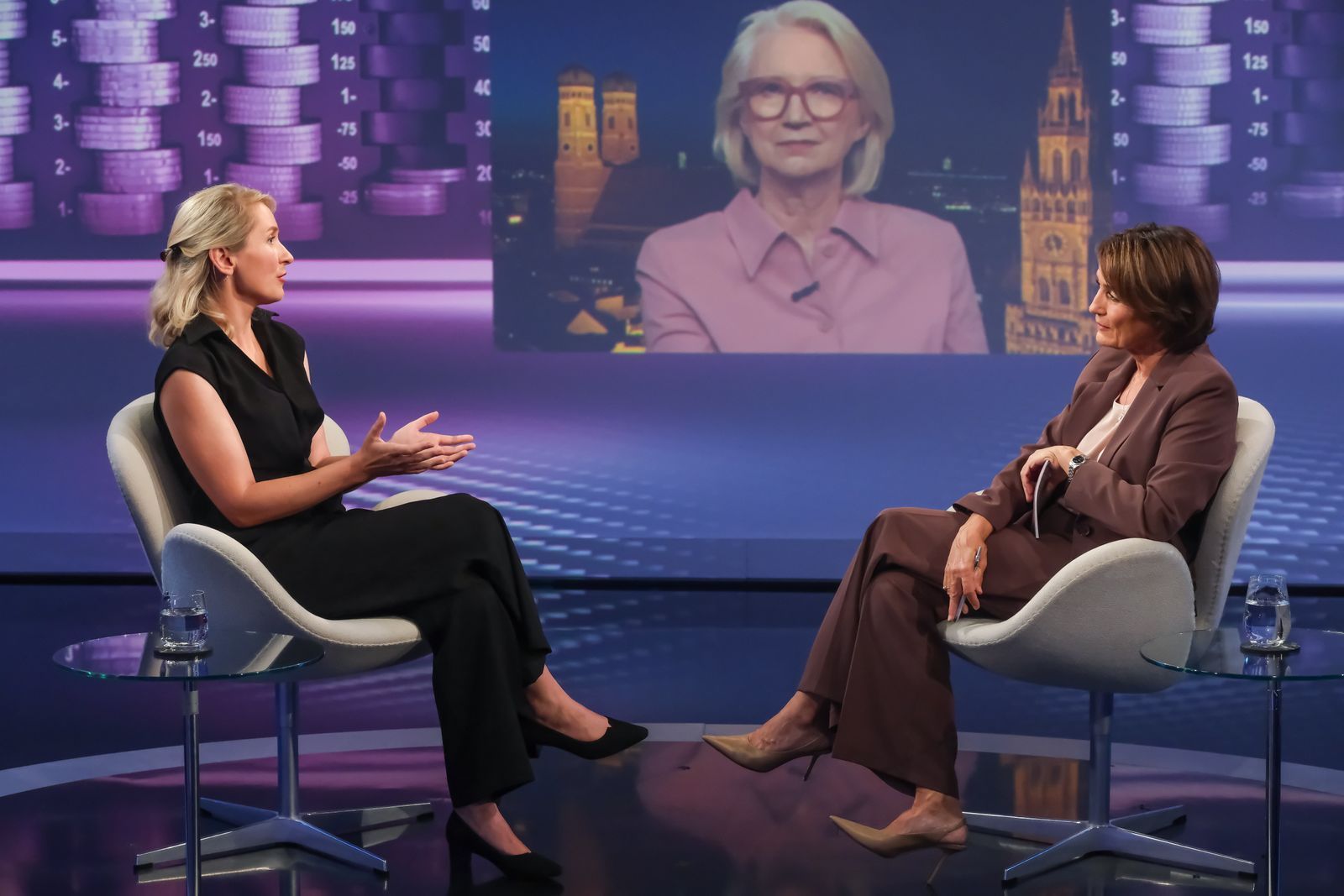 Monika Schnitzer (Mitte), Chefin der Wirtschaftsweisen,  sprach sich bei „Maischberger“ gegen die Enteignung von Wohnungsbaugesellschaften aus.  (Bild: WDR/ Oliver Ziebe)