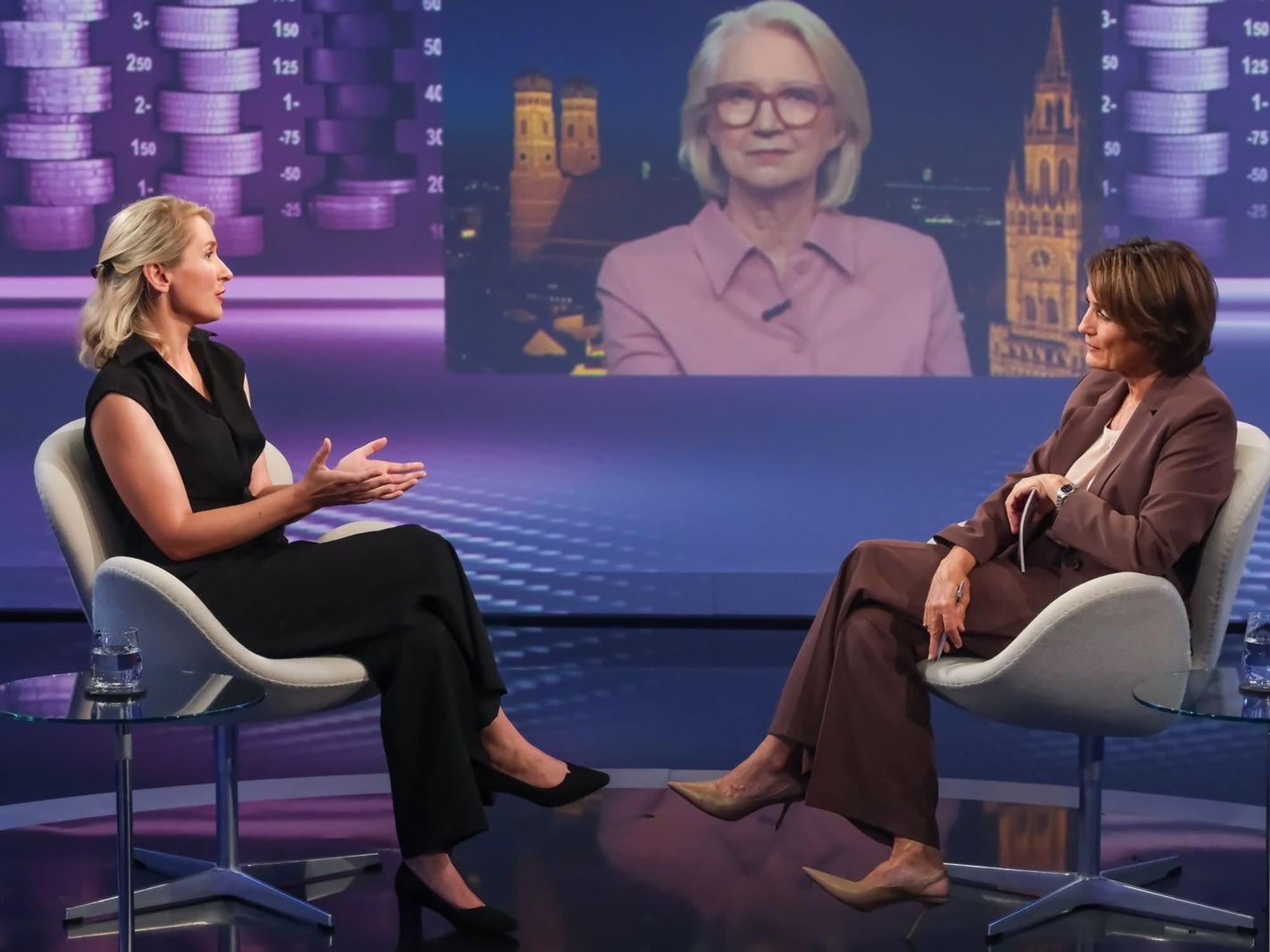 Monika Schnitzer (Mitte), Chefin der Wirtschaftsweisen, sprach sich bei „Maischberger“ gegen die Enteignung von Wohnungsbaugesellschaften aus. (Bild: WDR/ Oliver Ziebe)
