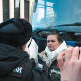 Maria ist die Frau eines russischen Frontkämpfers. Sie gehört zu den wenigen, die es wagen, öffentlich gegen Putins Kriegspolitik zu protestieren. (Bild: SWR / Piraya Film / Vincent Productions)