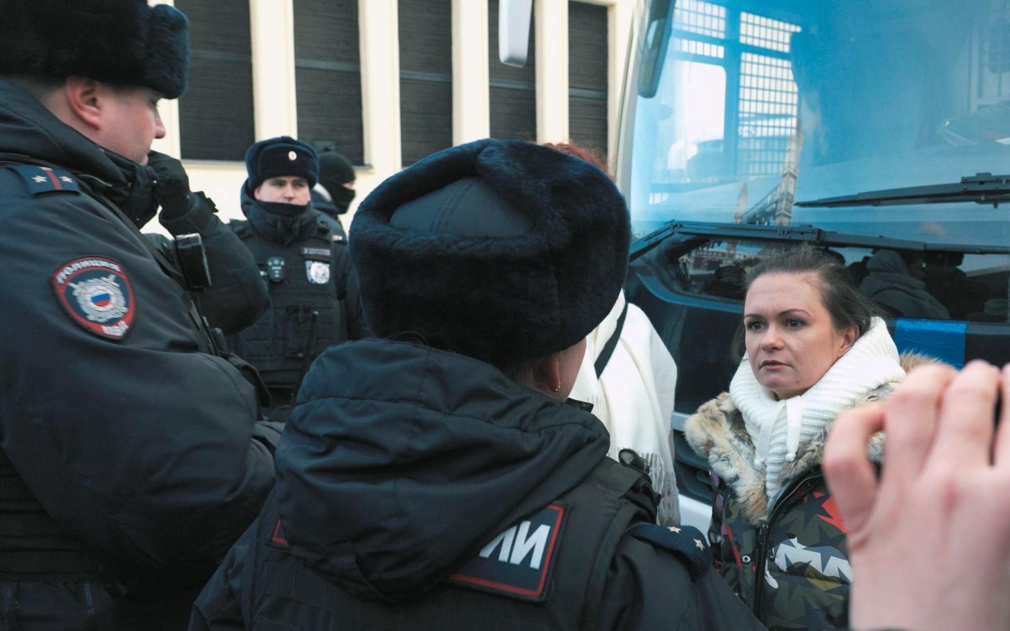 Maria ist die Frau eines russischen Frontkämpfers. Sie gehört zu den wenigen, die es wagen, öffentlich gegen Putins Kriegspolitik zu protestieren. (Bild: SWR / Piraya Film / Vincent Productions)