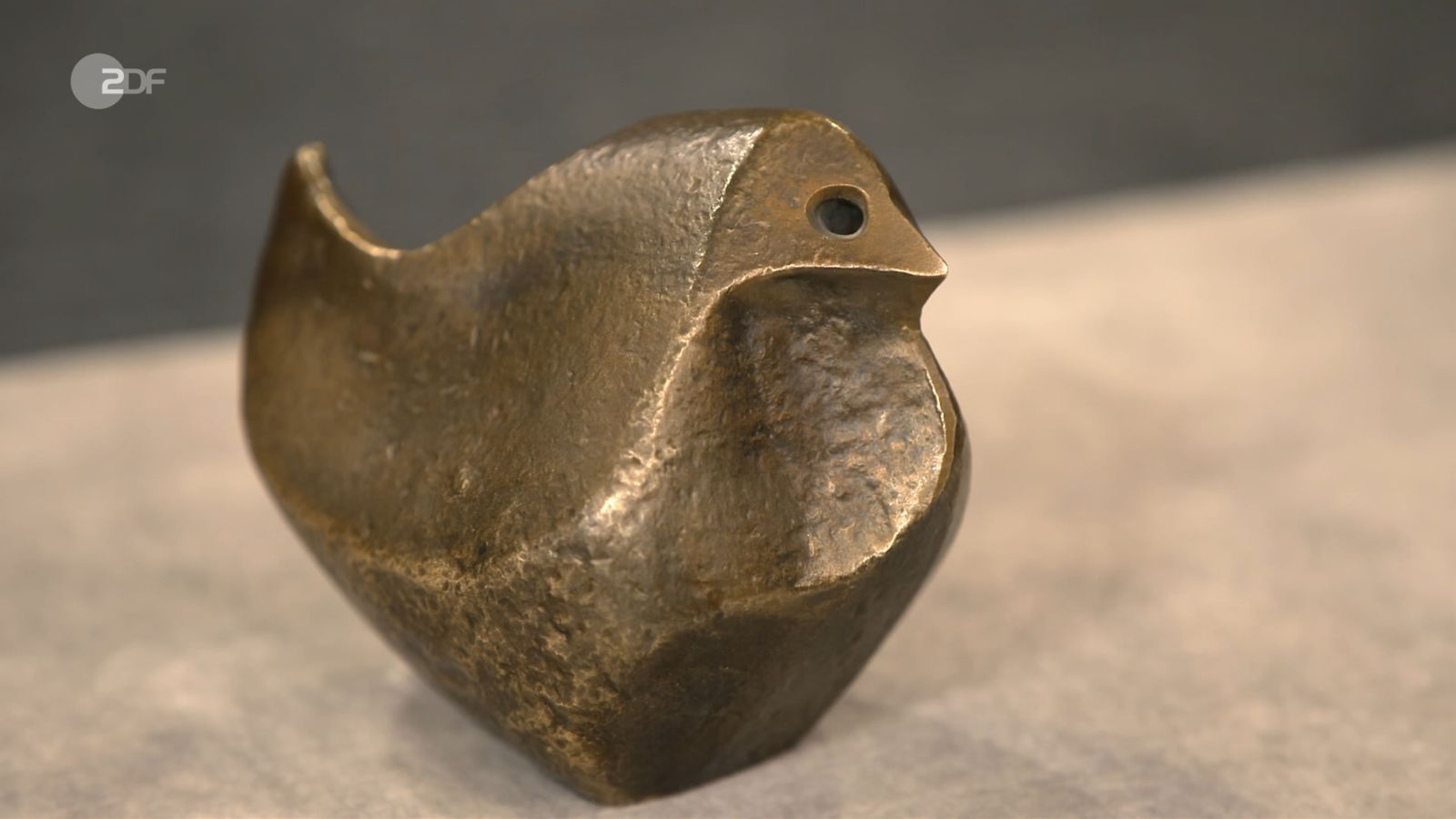Das Ehepaar Edith und Josef wollte einem robusten Spatz aus Bronze das Fliegen beibringen. Friederike Werner taxierte auf bis zu 150 Euro. Susanne Steiger war die Figur 200 Euro wert. (Bild: ZDF)