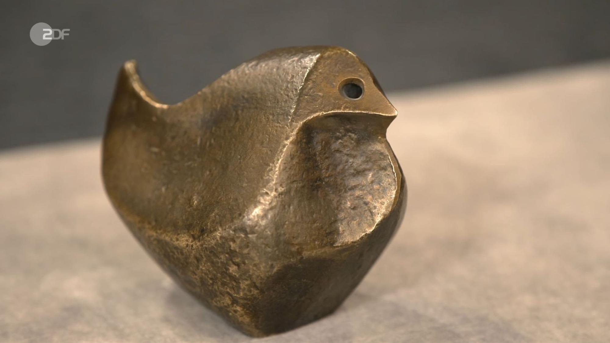 Das Ehepaar Edith und Josef wollte einem robusten Spatz aus Bronze das Fliegen beibringen. Friederike Werner taxierte auf bis zu 150 Euro. Susanne Steiger war die Figur 200 Euro wert. (Bild: ZDF)