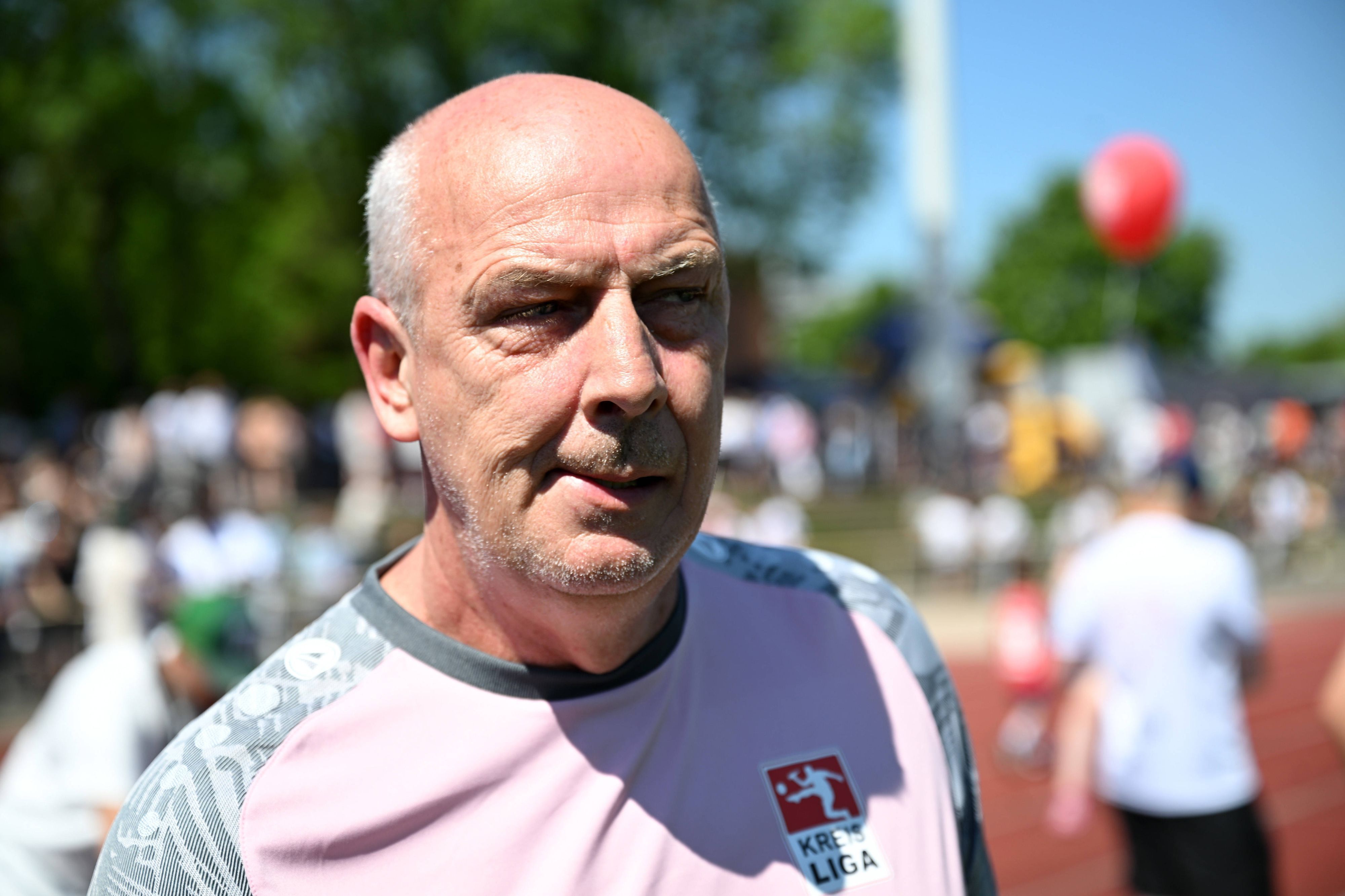 Mario Basler blickt kritisch.