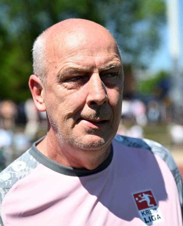 Mario Basler blickt kritisch.