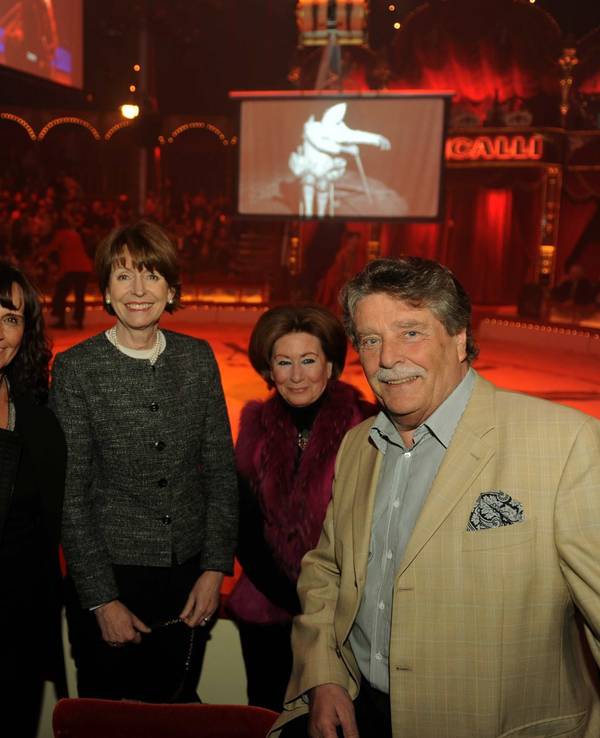 Anlässlich des 40-jährigen Bestehens des Circus Roncalli trafen sich die damalige Oberbürgermeisterin Henriette Reker (Mitte) sowie ihre Vorgänger Jürgen Roters (links) und Fritz Schramma mit ihren Ehefrauen.