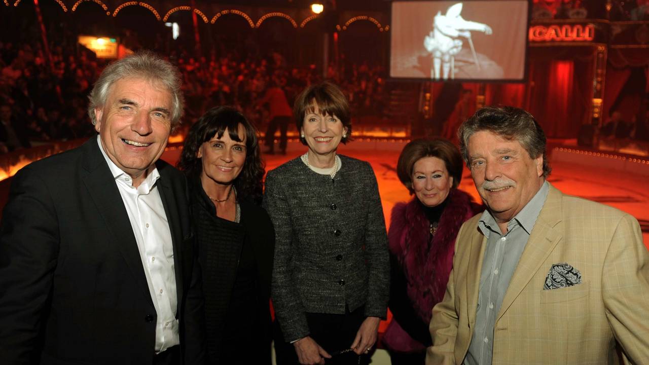 Anlässlich des 40-jährigen Bestehens des Circus Roncalli trafen sich die damalige Oberbürgermeisterin Henriette Reker (Mitte) sowie ihre Vorgänger Jürgen Roters (links) und Fritz Schramma mit ihren Ehefrauen.