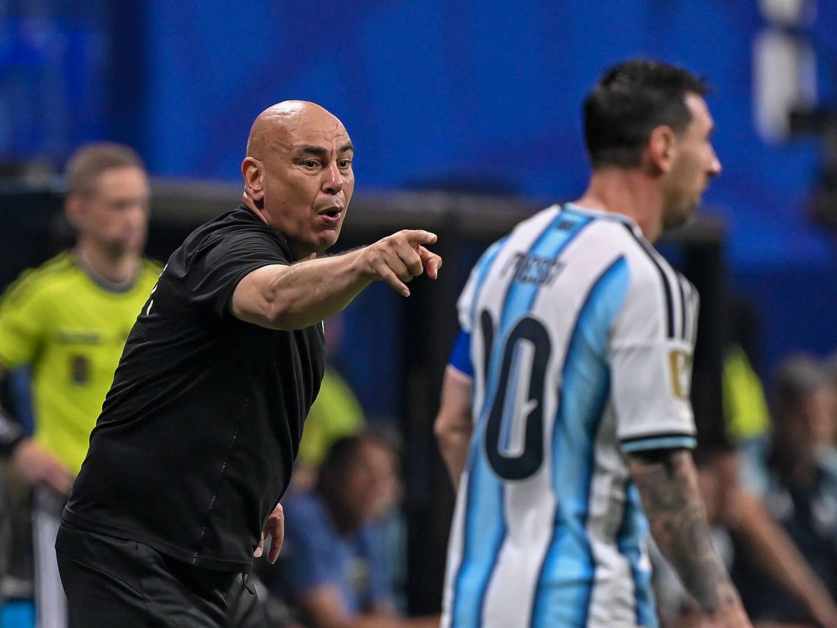 Hossam Hassan gestikuliert an der Seitenlinie. Im Vordergrund ist Lionel Messi unscharf zu sehen.
