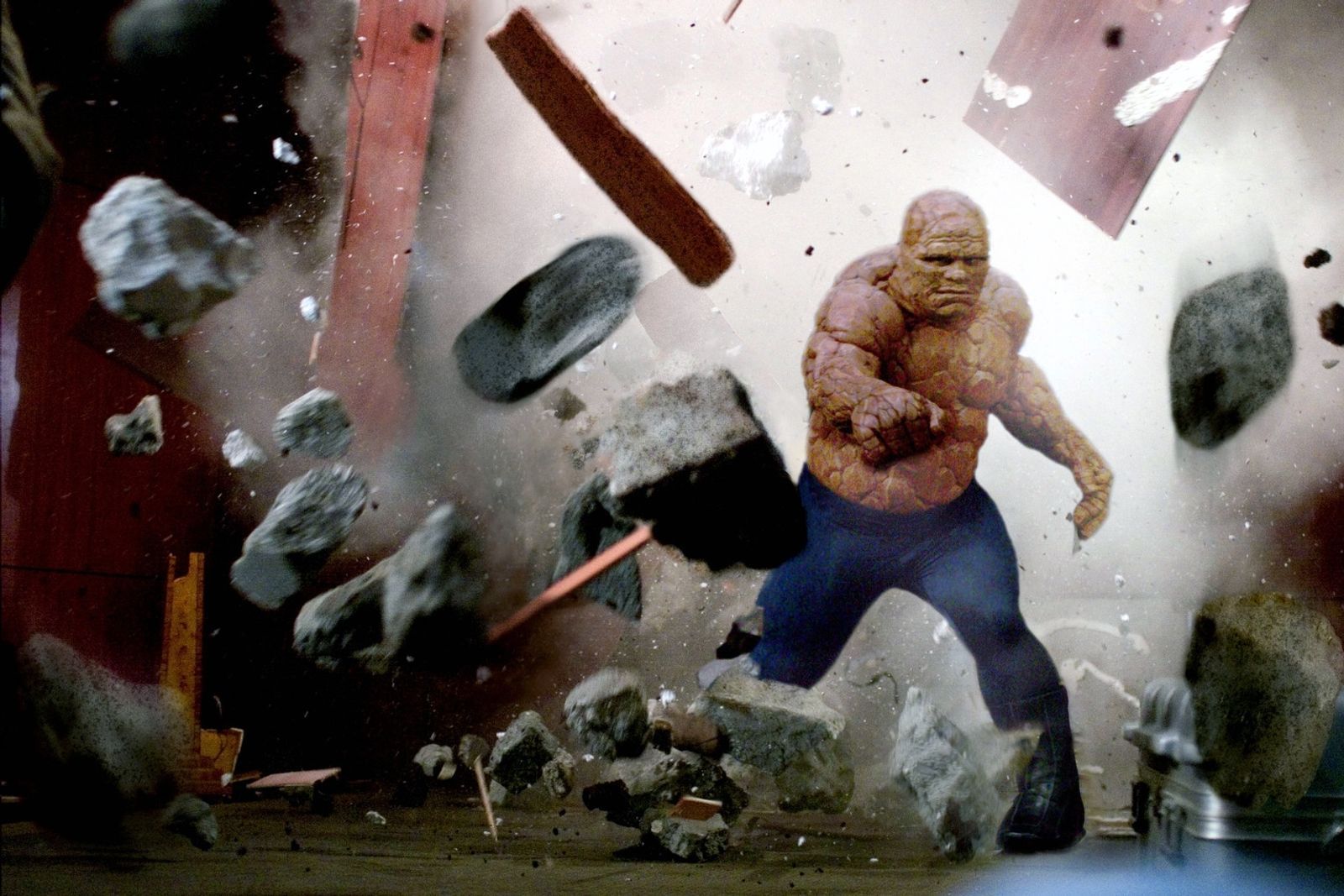 Ben Grimm (Michael Chiklis) hat sicherlich am meisten unter seiner Verwandlung zu leiden: Aus ihm wurde „Das Ding“. (Bild: Constantin Film Produktion GmbH)