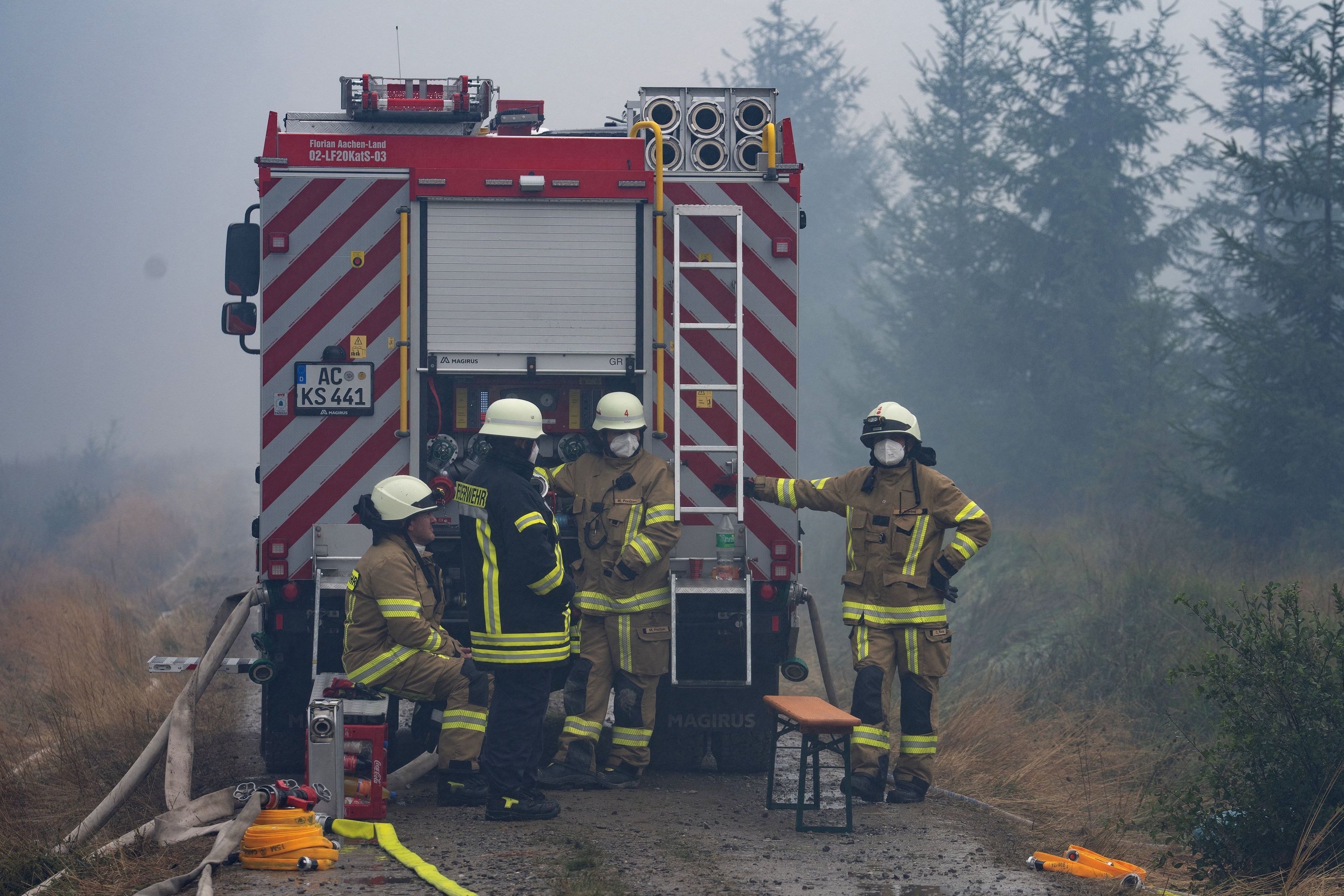 Einsatzkräfte der Feuerwehr aus dem deutschen Monschau sind im Waldgebiet im Einsatz.