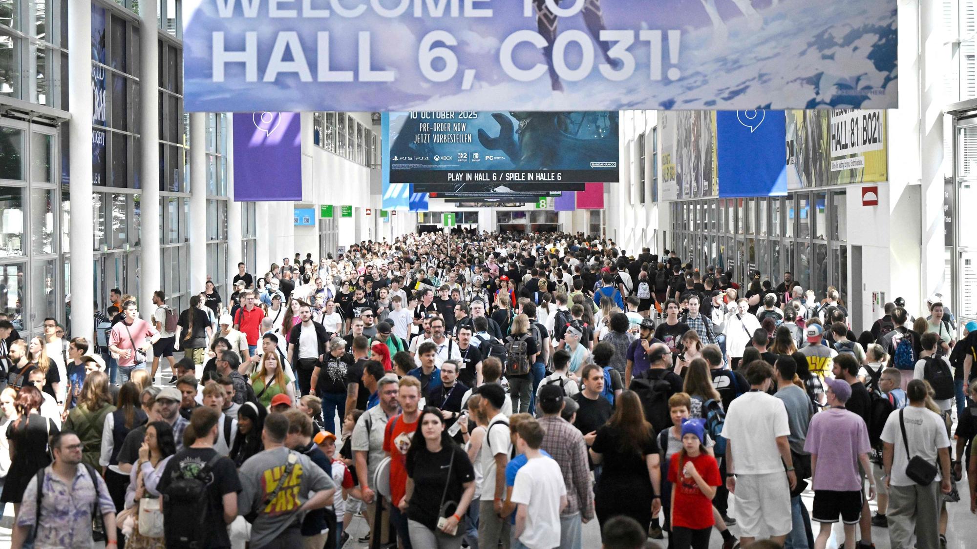 Besucher der Gamescom gehen durch die Messehallen.
