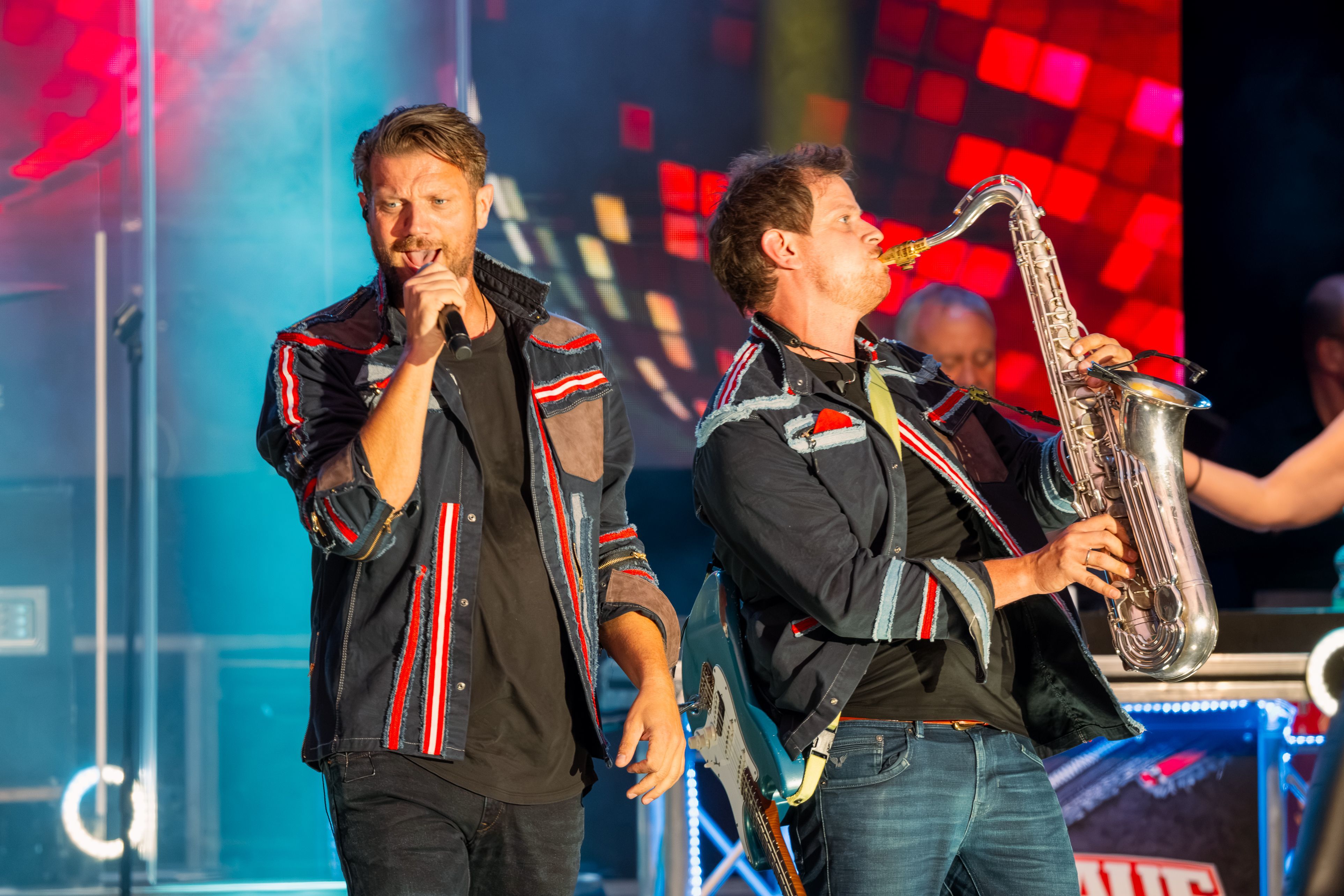 Alex und Christian Barth von den Rabaue beim Auftritt auf der Bühne.