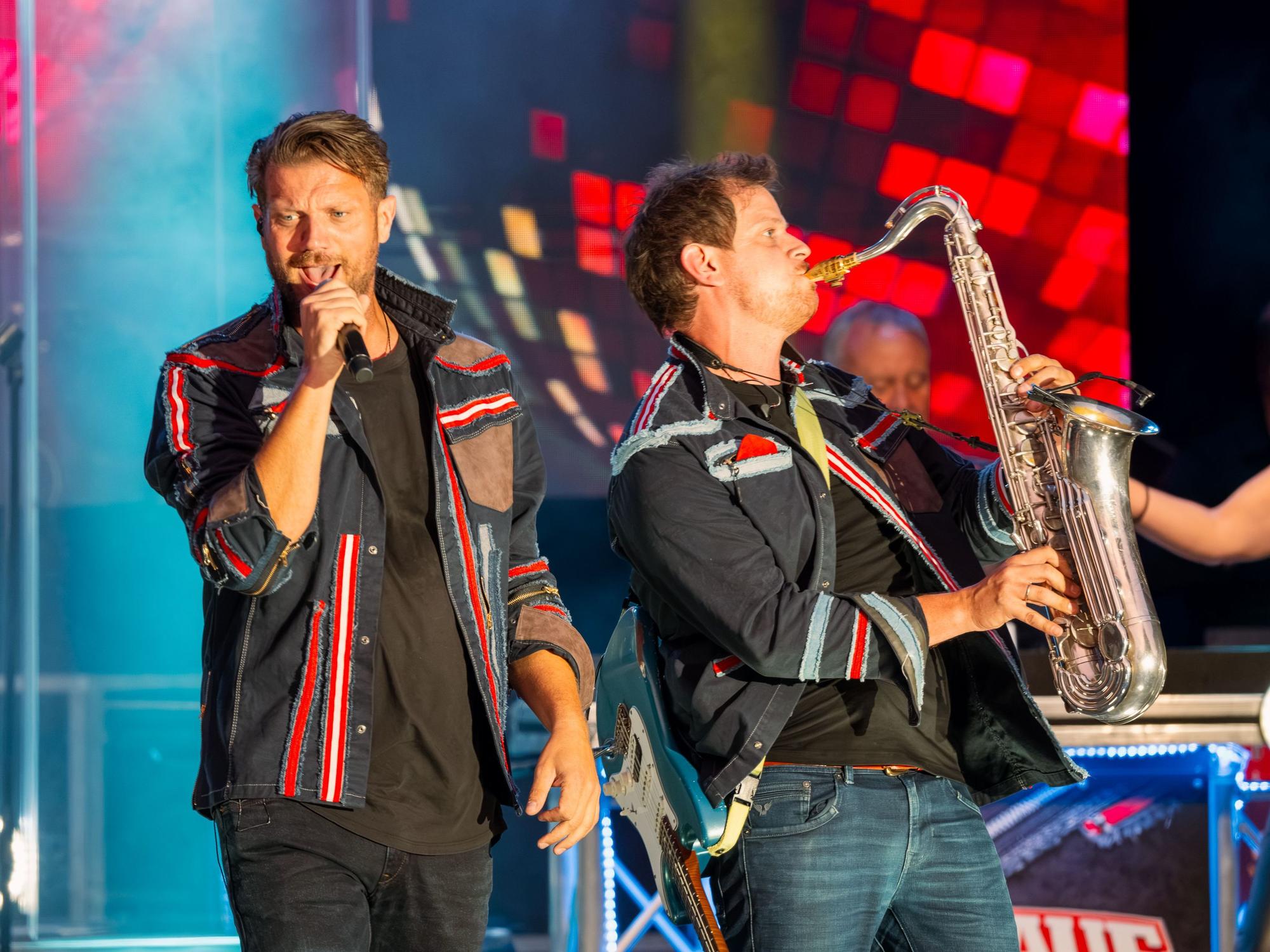 Alex und Christian Barth von den Rabaue beim Auftritt auf der Bühne.