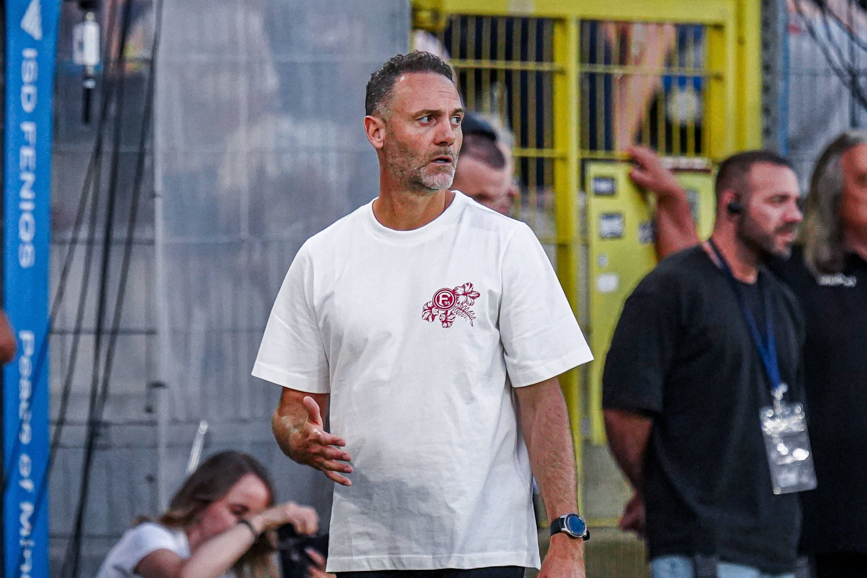 Alexander Ende steht und schaut zur Seite.