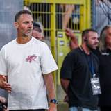 Alexander Ende steht und schaut zur Seite.