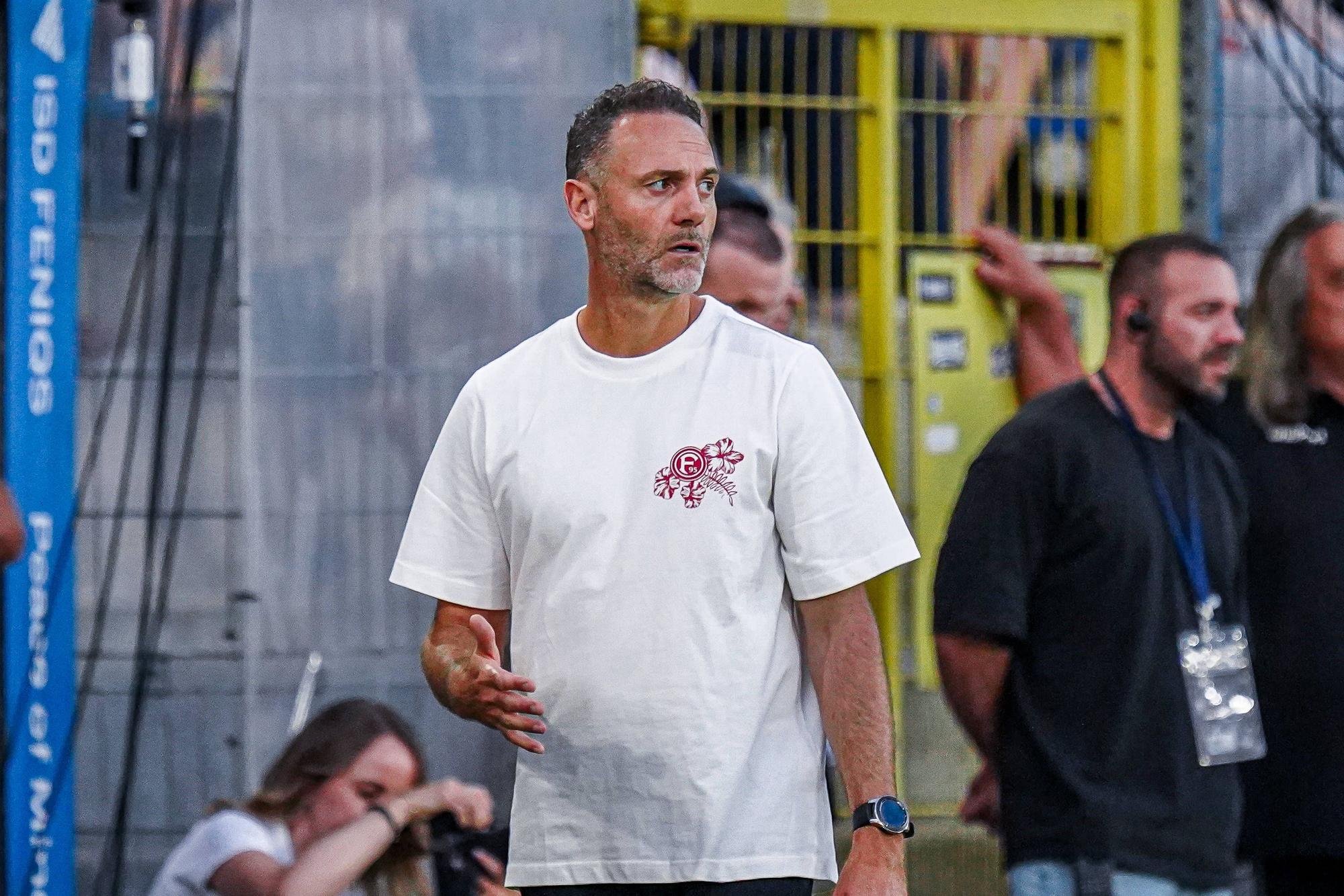 Alexander Ende steht und schaut zur Seite.
