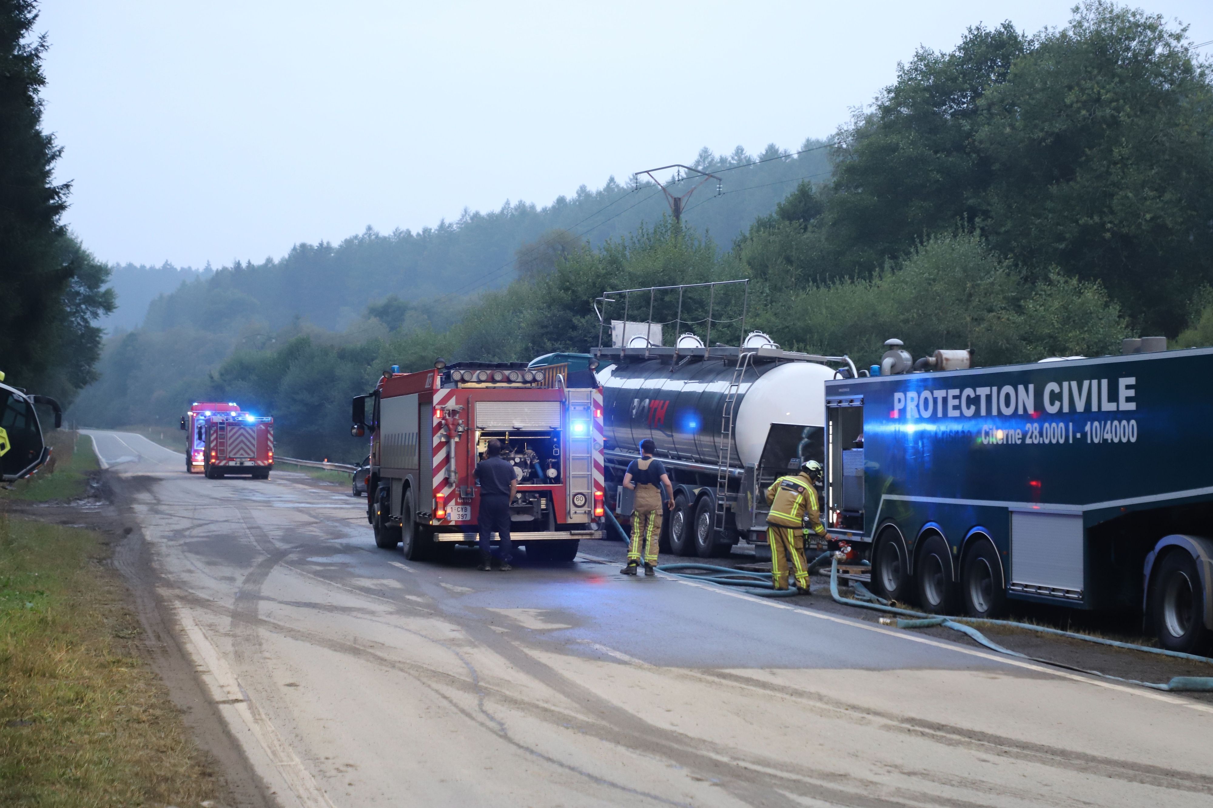 Einsatzkräfte der Feuerwehr tanken an einer eingerichteten Pumpstation für ihren Einsatz beim Waldbrand im Hohen Venn.