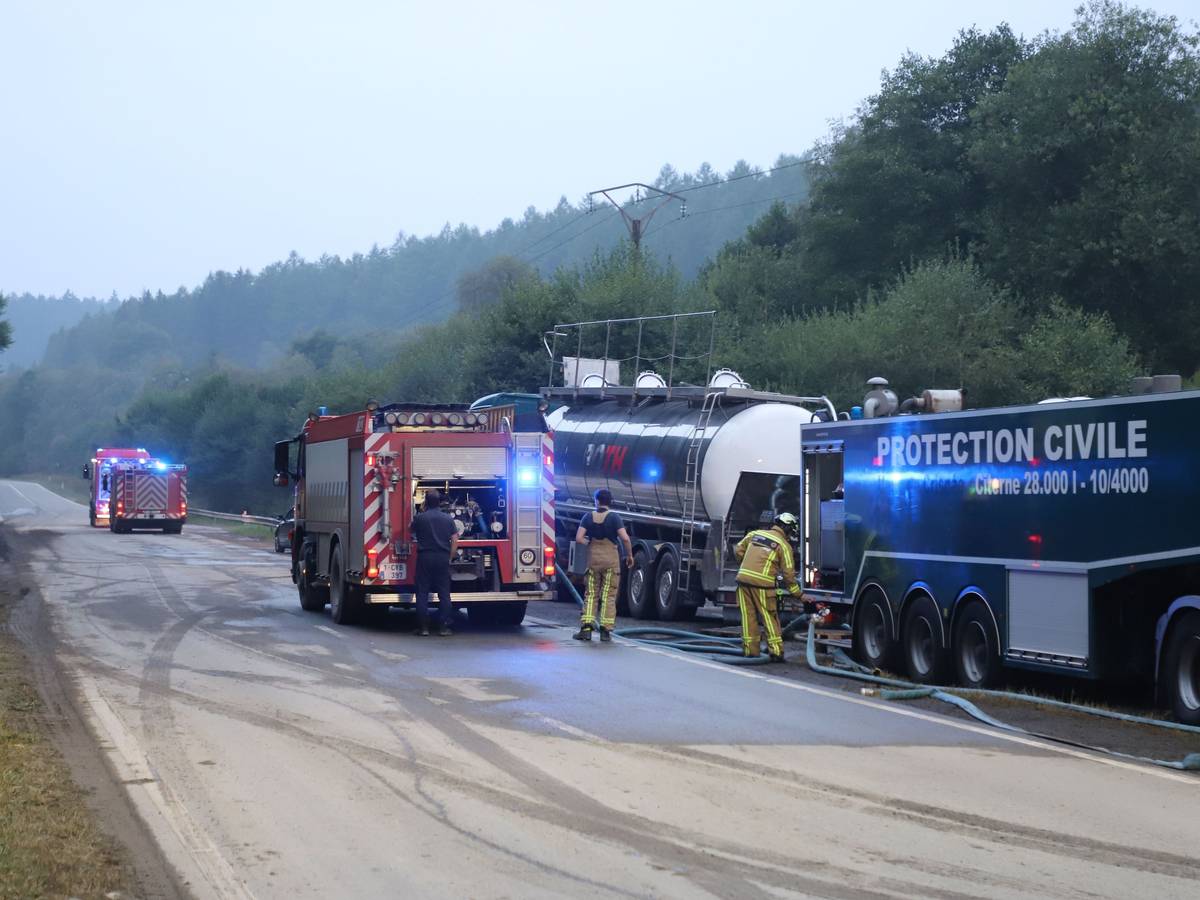 Einsatzkräfte der Feuerwehr tanken an einer eingerichteten Pumpstation für ihren Einsatz beim Waldbrand im Hohen Venn.