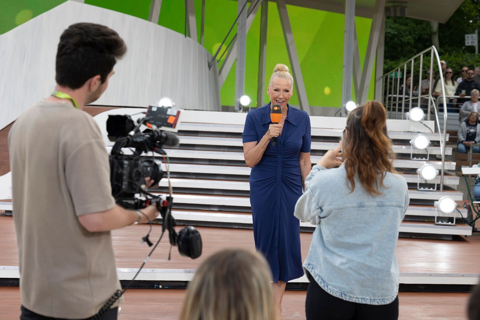 Andrea Kiewel pflegt bei jedem „Fernsehgarten“ ein besonderes Ritual. (Bild: ZDF / Jana Kay)