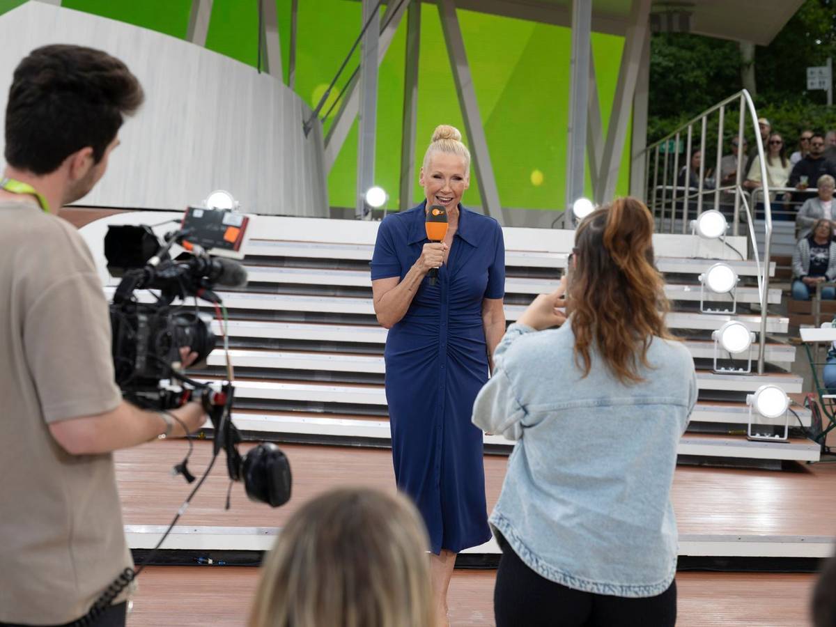 Andrea Kiewel pflegt bei jedem „Fernsehgarten“ ein besonderes Ritual. (Bild: ZDF / Jana Kay)