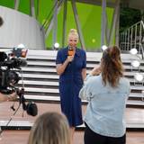 Andrea Kiewel pflegt bei jedem „Fernsehgarten“ ein besonderes Ritual. (Bild: ZDF / Jana Kay)