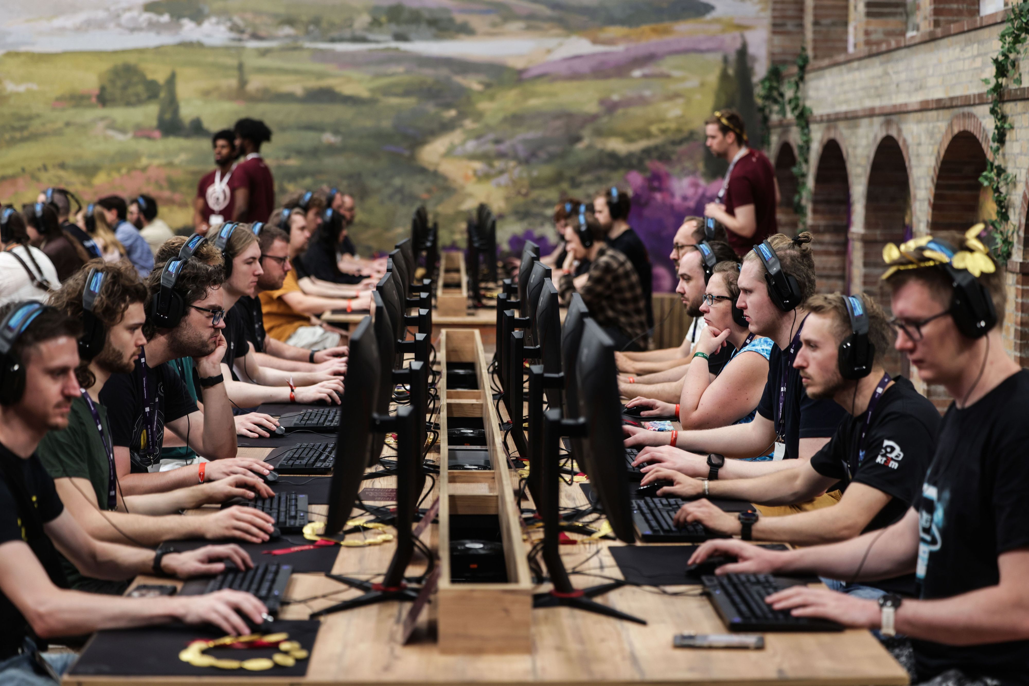 Besucher der Gamescom testen ein Computerspiel.