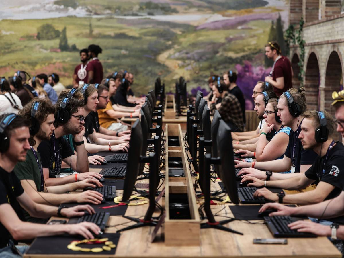Besucher der Gamescom testen ein Computerspiel.