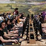 Besucher der Gamescom testen ein Computerspiel.