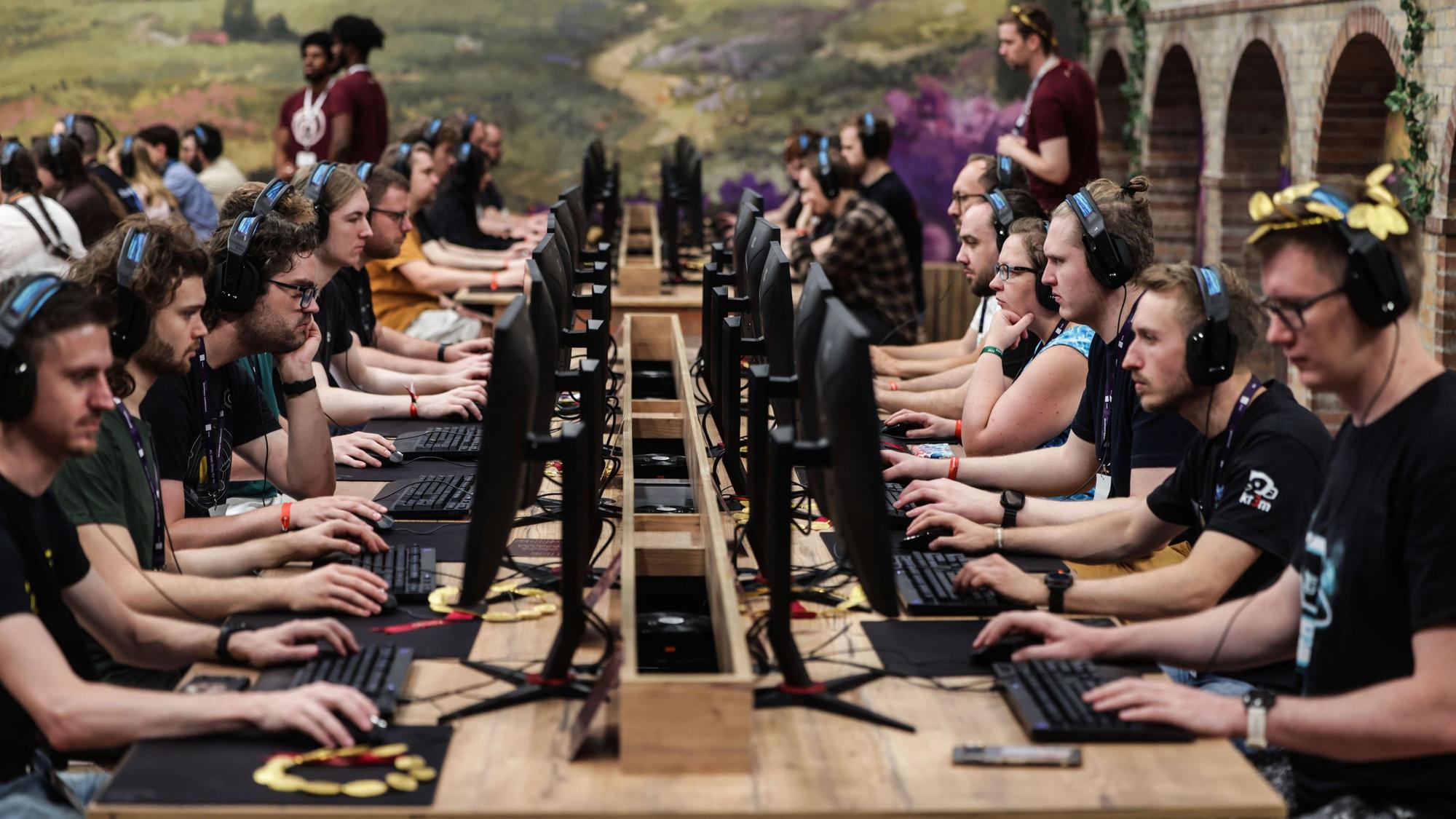 Besucher der Gamescom testen ein Computerspiel.