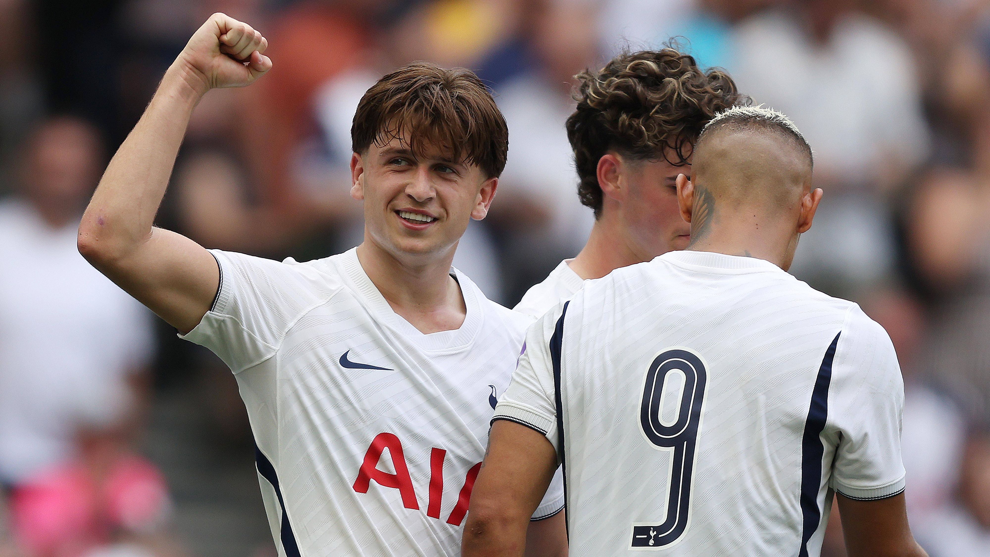 Torjubel bei Mikey Moore im Spiel von Tottenham Hotspur.