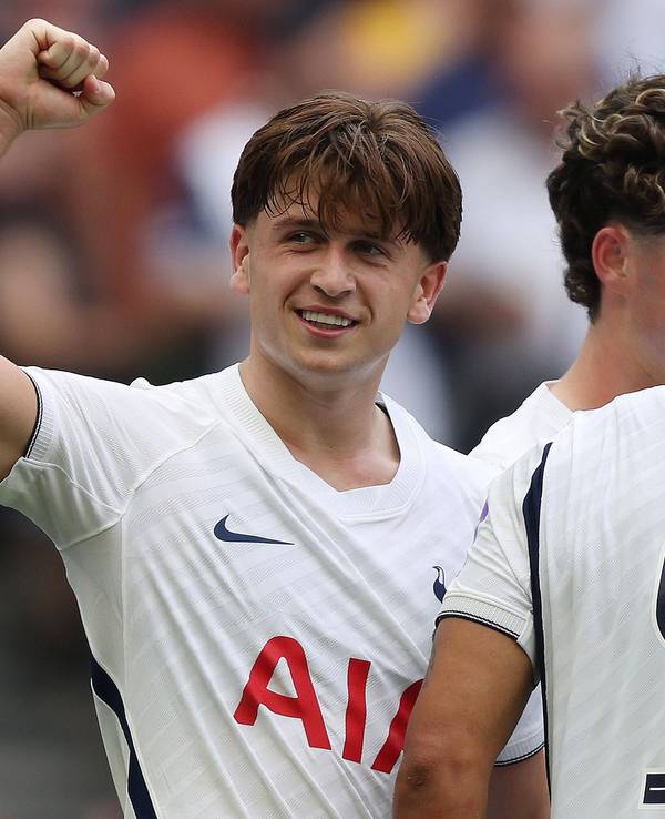 Torjubel bei Mikey Moore im Spiel von Tottenham Hotspur.