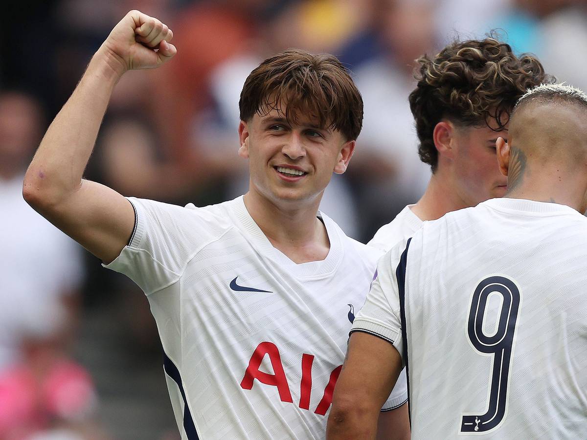 Torjubel bei Mikey Moore im Spiel von Tottenham Hotspur.