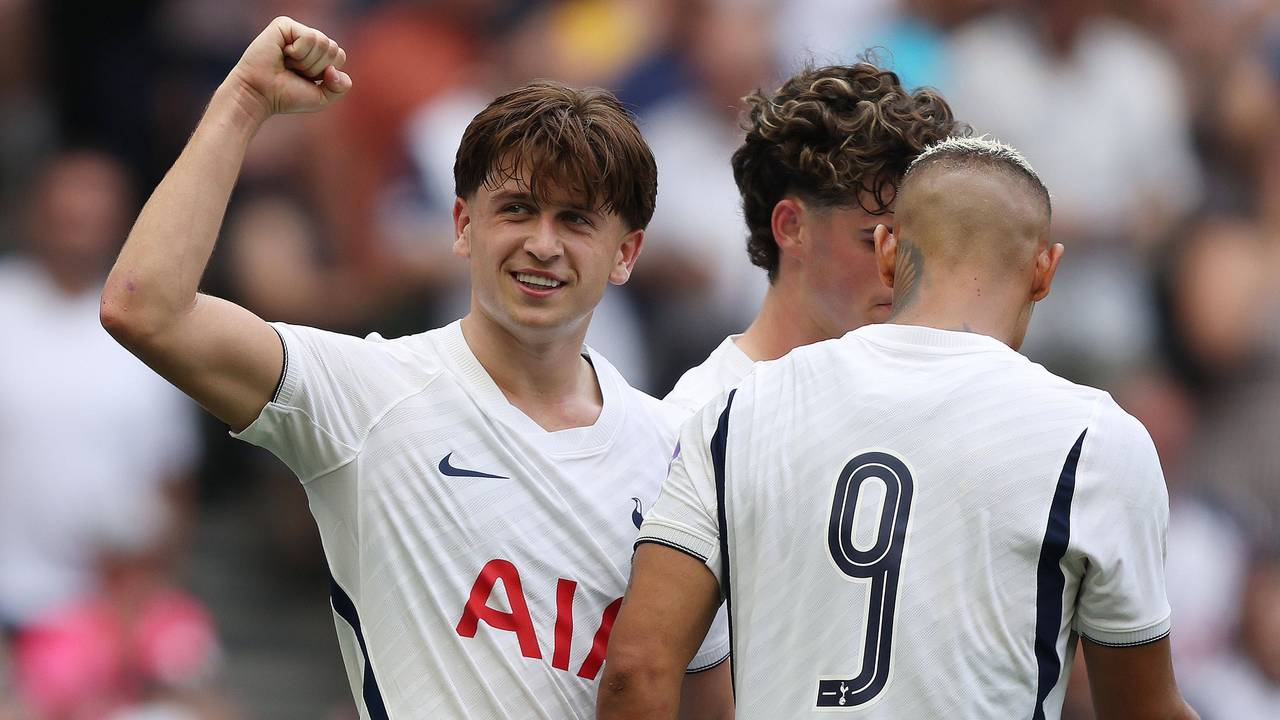 Torjubel bei Mikey Moore im Spiel von Tottenham Hotspur.